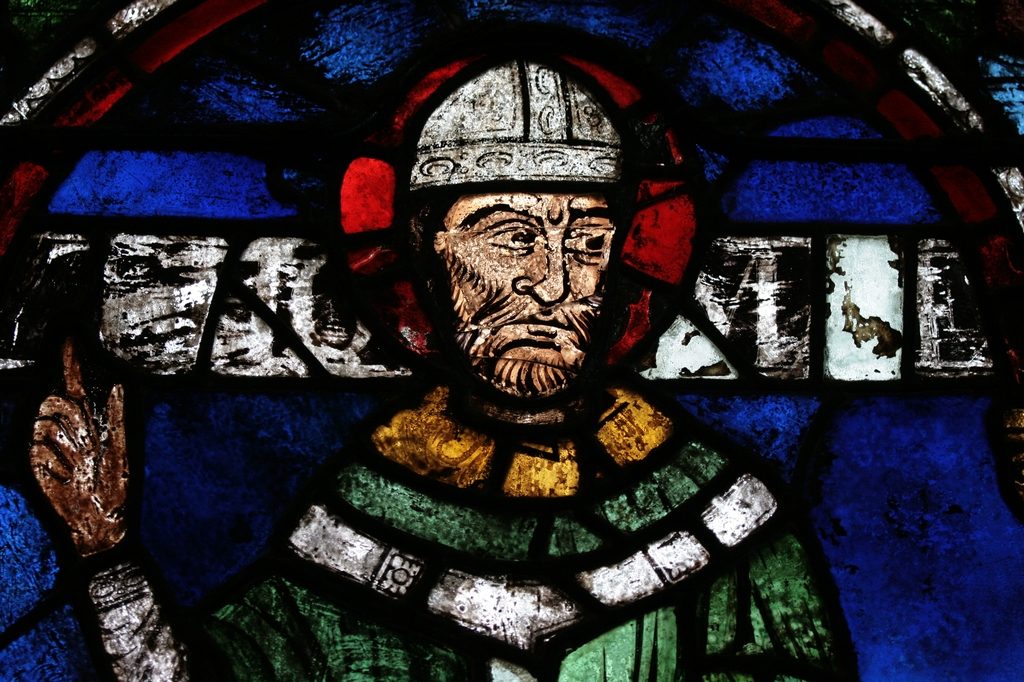 Portrait of St. Thomas Becket, reassembled from fragments by Samuel Caldwell Jr in 1919. Becket Window 1 (n. VII) in the north aisle of the Trinity Chapel, Canterbury Cathedral.
